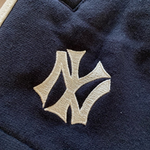 Champion x Yankees Reverse Weave Shorts - Picture 5 of 6